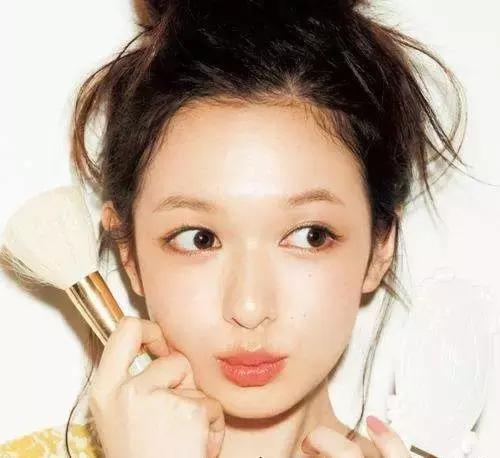 为什么自己妆看起来脏脏的,为什么开始化的妆脏脏的