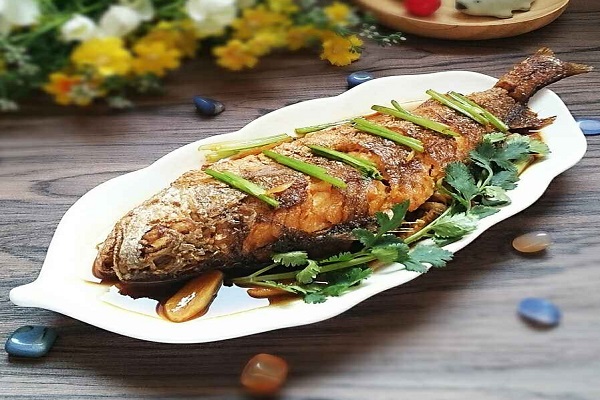 煎鱼不粘锅烧鱼不碎的秘诀是什么,煎鱼不粘锅不碎的技巧窍门