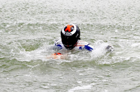 雅马哈机器人与洛伦佐,机器人雅马哈视频