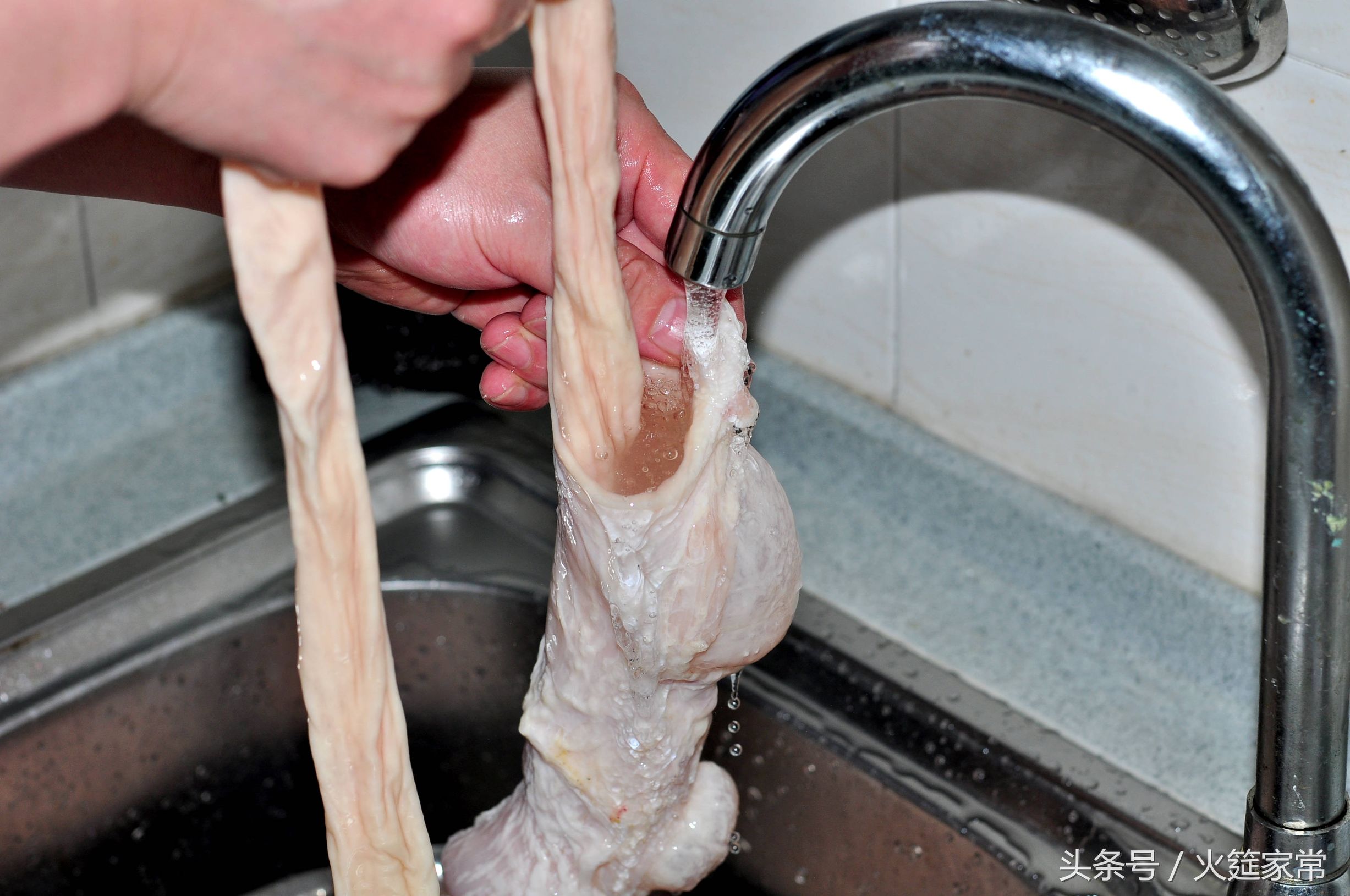 洗肥肠放什么东西洗得最干净,半成品肥肠怎么洗最快最干净