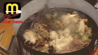 这家店看着不起眼，但是他们家的铁板饭一天卖出去20000份哎！