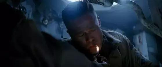 二战美国大兵不扛枪也能成为英雄,二战的美国大兵带几支枪