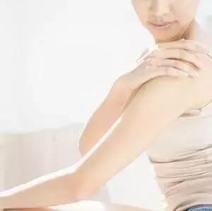 露腿有鸡皮肤怎么治,鸡皮肤严重的女生