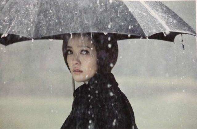 换季必备基本款这些单品一定要有,雨季时尚单品推荐