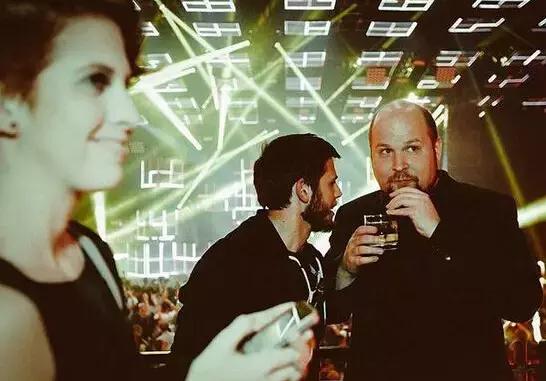 “开挂”的创业者：编个小游戏，卖了上百亿