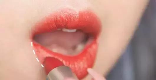 化唇妆要不要盖住唇线,唇线不明显怎么画唇线视频