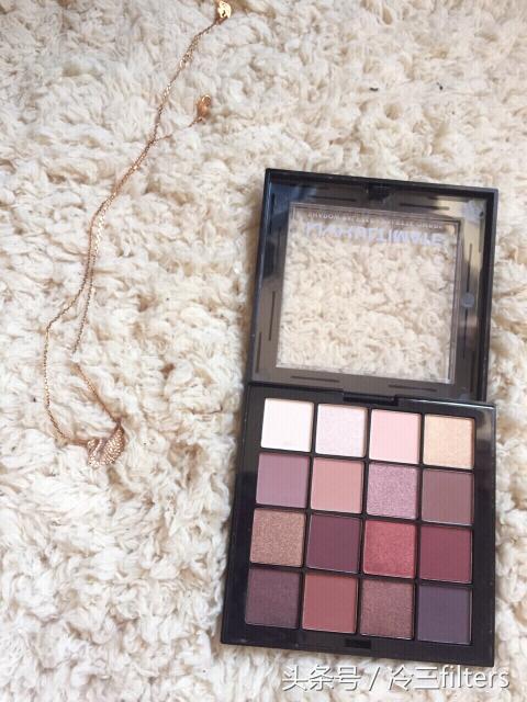 最高级的妆容绝对是哑光眼影打造出来的，闪闪的珠光色靠边站