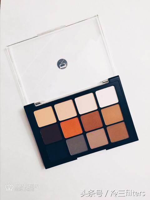 最高级的妆容绝对是哑光眼影打造出来的，闪闪的珠光色靠边站