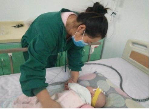 五个月宝宝吃了鸡蛋羹后咳嗽不止，去医院后妈妈惭愧不已