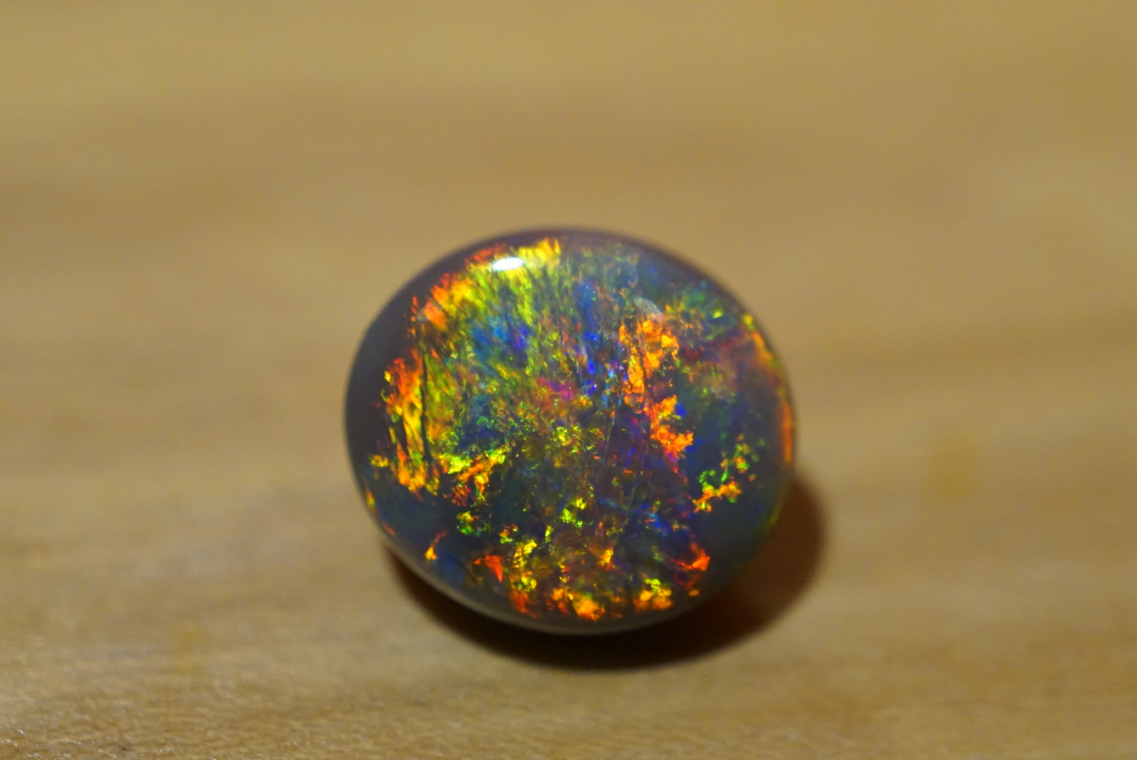 欧泊宝石哪一种颜色的最贵,欧泊宝石哪一种颜色的最珍贵