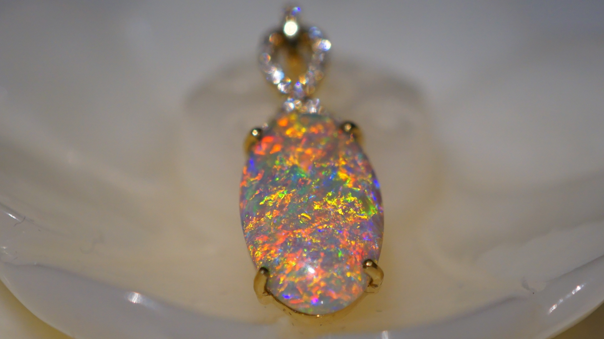 欧泊宝石哪一种颜色的最贵,欧泊宝石哪一种颜色的最珍贵