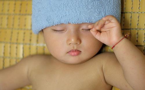 小孩第一次发烧一般在多大,宝宝第一次发烧怎么处理好得快