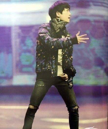 鹿晗易烊千玺领衔时尚资源争夺战,鹿晗和易烊千玺拍照