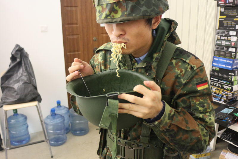 二战美国大兵不扛枪也能成为英雄,二战的美国大兵带几支枪