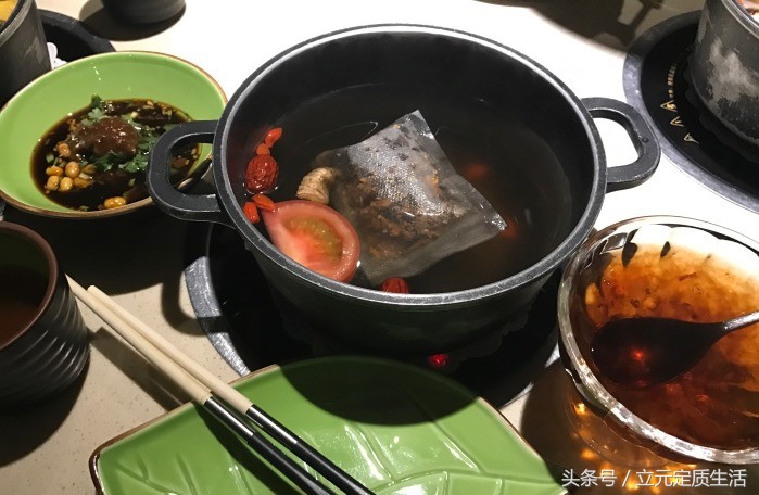 最近快被房价逼疯的成都人，都在吃这几个不务正业的火锅