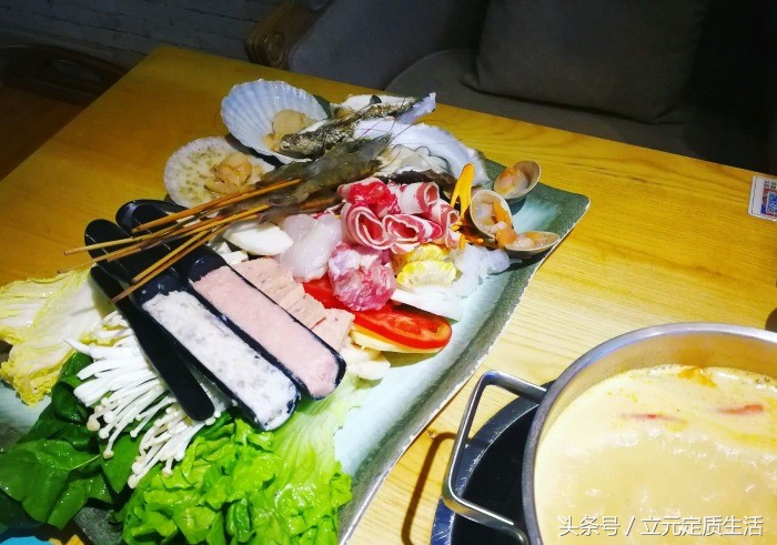 最近快被房价逼疯的成都人，都在吃这几个不务正业的火锅