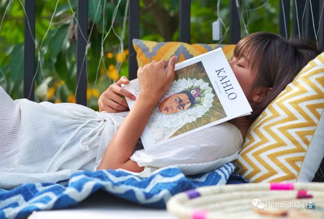 她曾是凤凰卫视小花，现在却辞职去非洲流浪美国冲浪｜最美行者