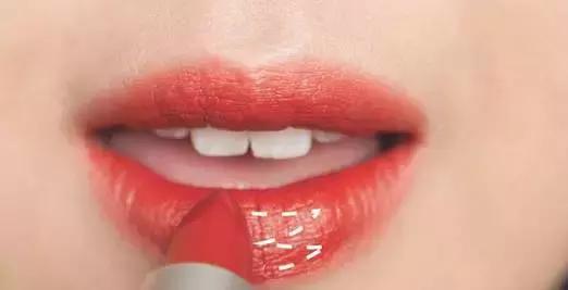 化唇妆要不要盖住唇线,唇线不明显怎么画唇线视频