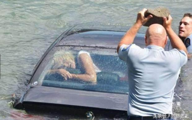 车子落水后为什么打不开门,车落水后车门真的打不开吗