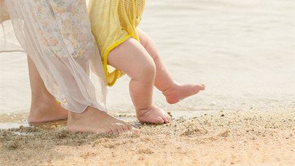 宝宝走路时为啥总是脚趾内收,宝宝走路一只脚趾内扣是什么原因