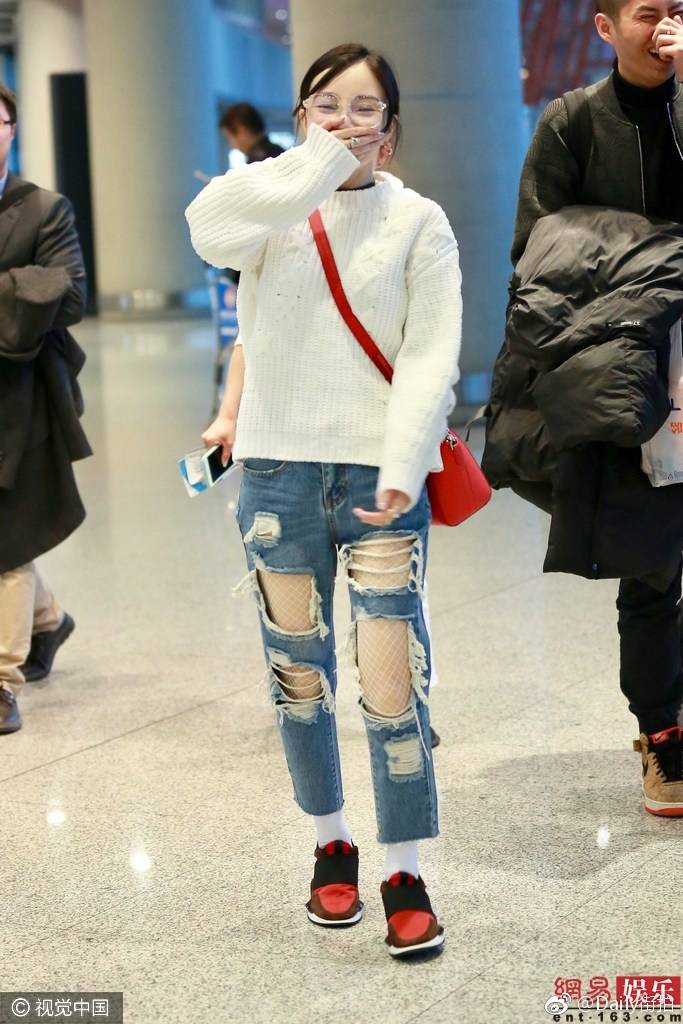 鹿晗易烊千玺领衔时尚资源争夺战,鹿晗和易烊千玺拍照