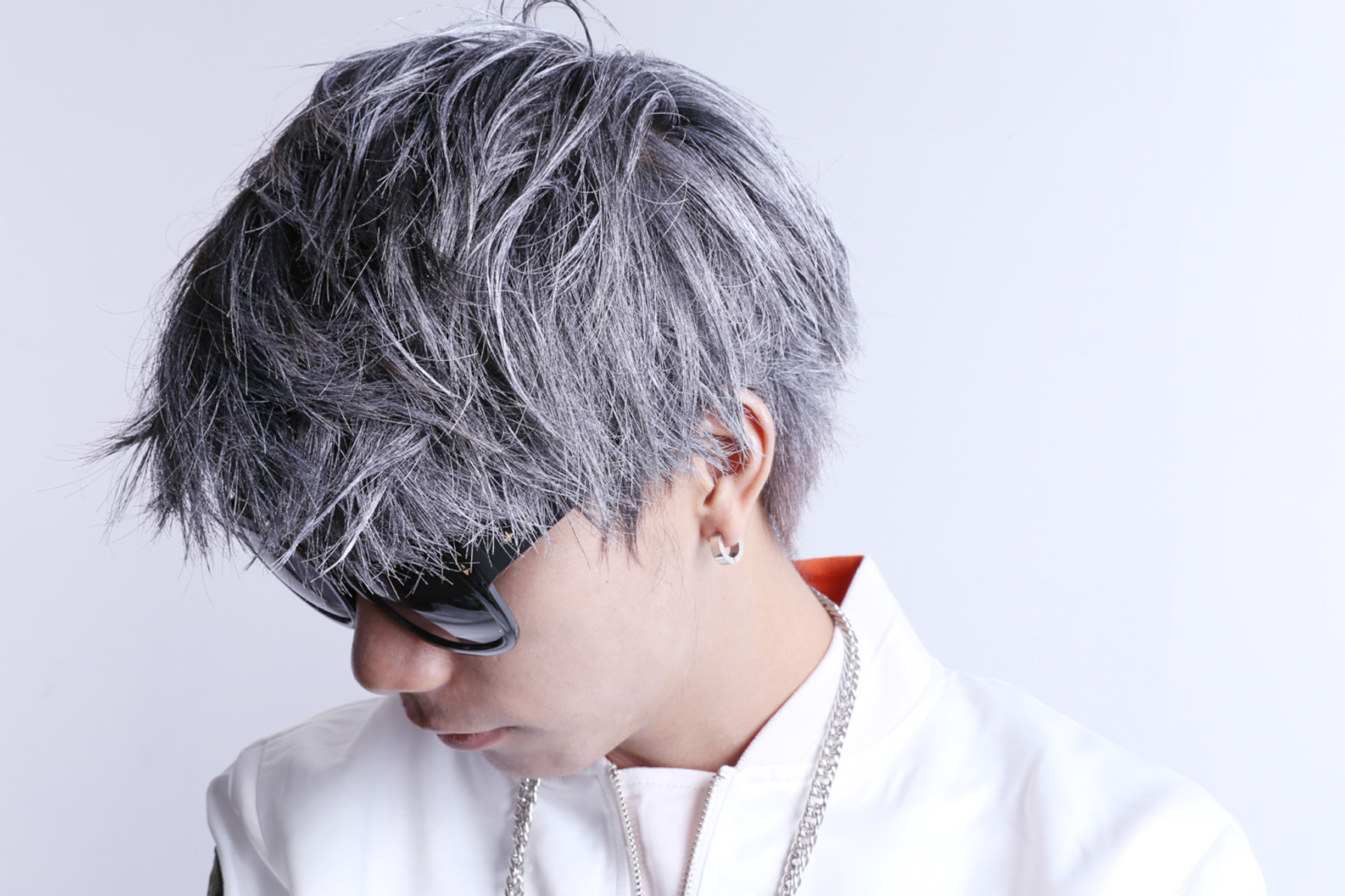 皮肤暗黄适合染奶奶灰么,奶奶灰怎么染视频教程