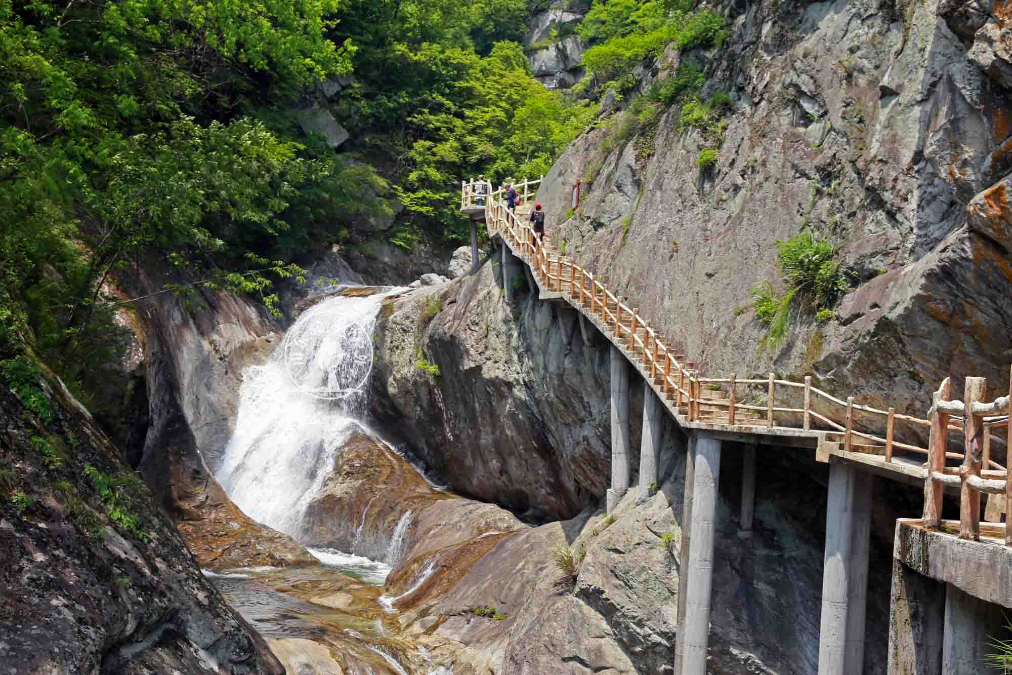 山东领秀户外：千里挺进大别山，众雄傲视天堂寨