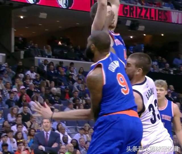 好疼！奥奎因巨掌“怒扇”队友一巴掌，队友半边脸都红了！