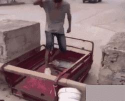 钱没拿到还被打了一顿,钱没挣到把人撞了