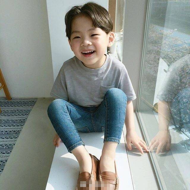 20-25岁男生简单穿搭,男生30岁简单大气穿搭