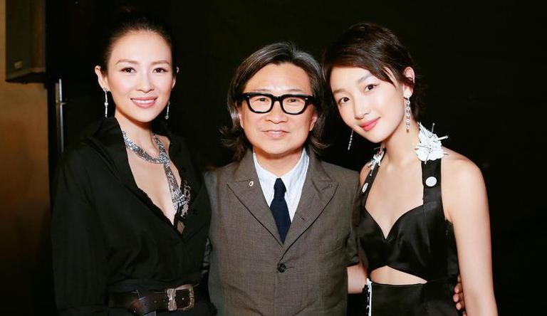 赵薇和范冰冰同穿西装,赵薇穿黑色衣服的图片