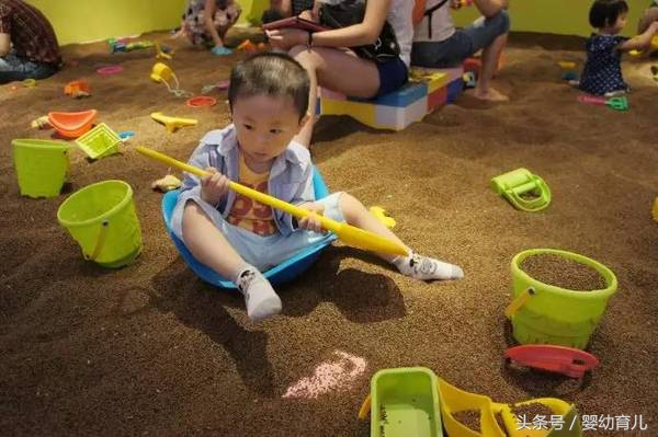 从游乐场回来后,宝宝的鼻孔里居然藏了1颗决明子!