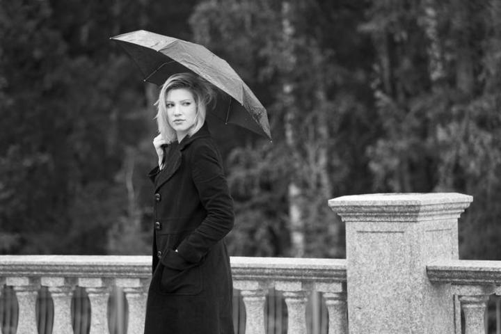 换季必备基本款这些单品一定要有,雨季时尚单品推荐