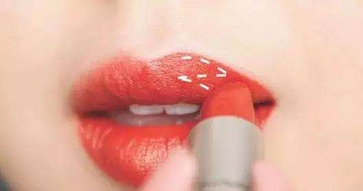化唇妆要不要盖住唇线,唇线不明显怎么画唇线视频