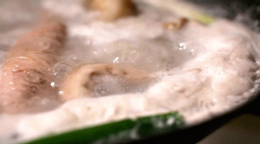 洗肥肠放什么东西洗得最干净,半成品肥肠怎么洗最快最干净