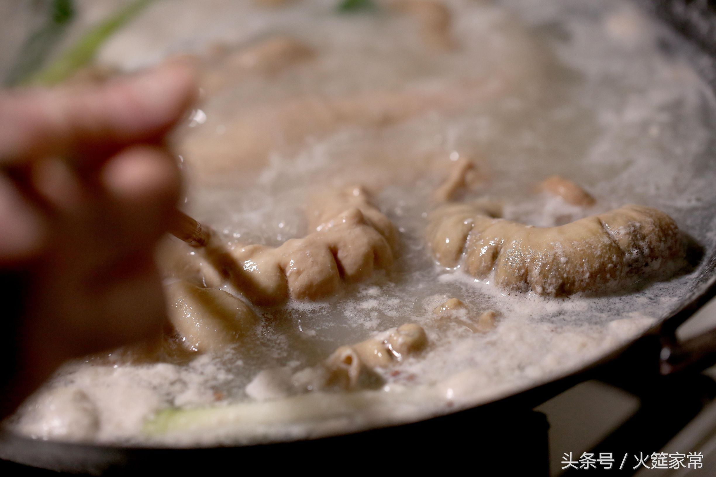 洗肥肠放什么东西洗得最干净,半成品肥肠怎么洗最快最干净