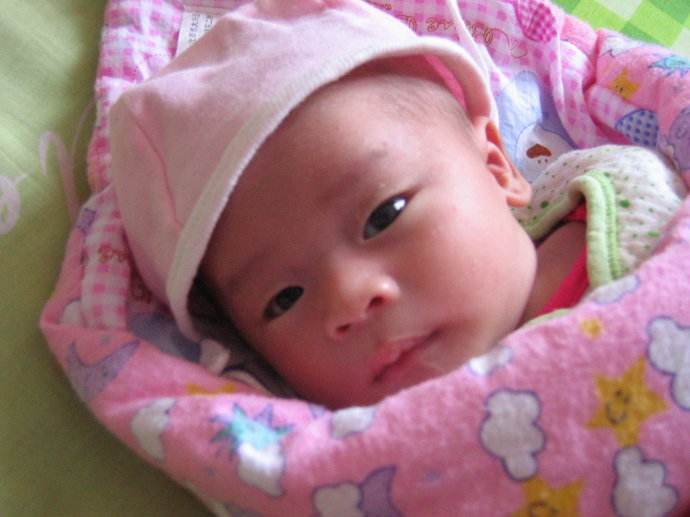 新生儿头发发黄秃鬓角,新生儿头发稍发黄是什么原因