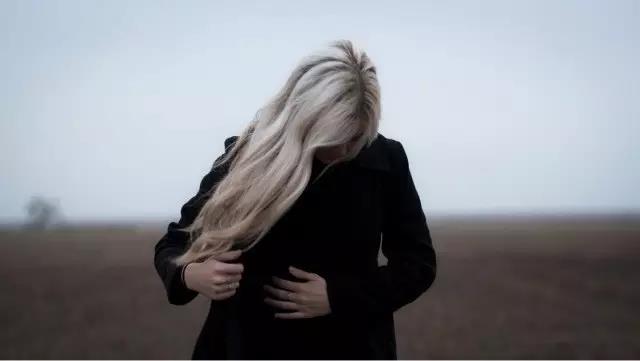 好看的女孩还真不用包包、口红和烧钱来打标签