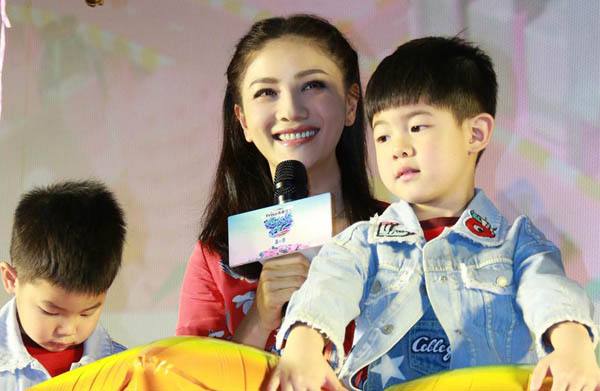 妈妈是超人带娃出去玩,妈妈是超人怎么带娃