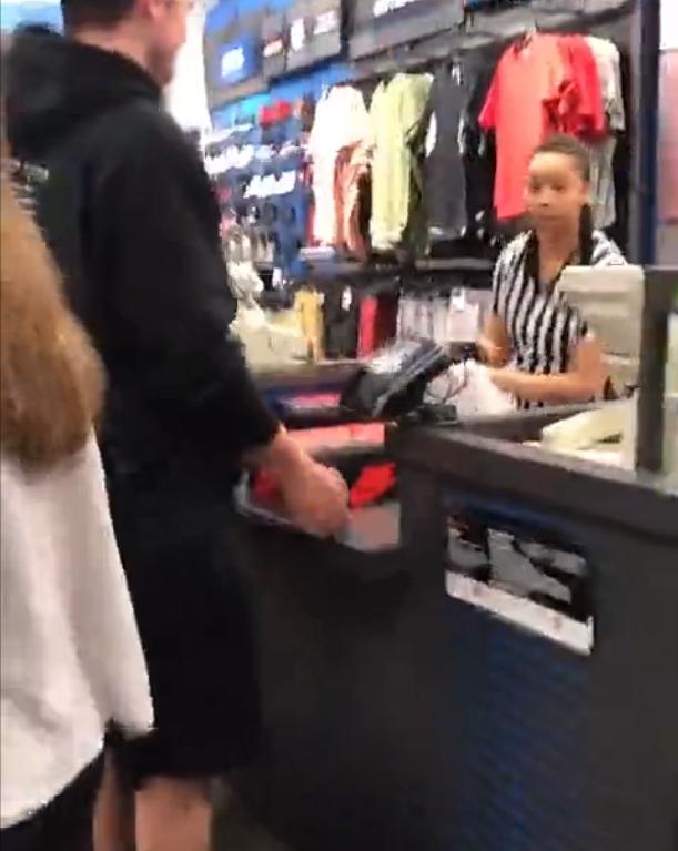 只有穿正代AJ你才能排号买新AJ，这是代理商们达成的共识