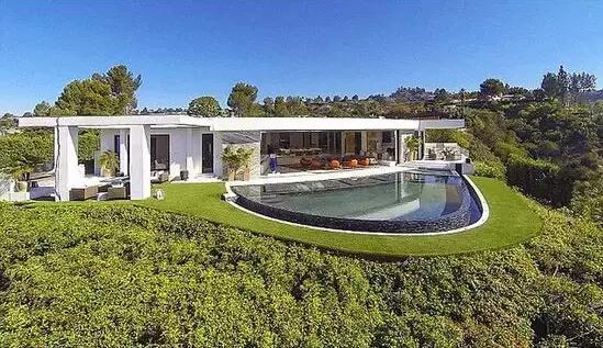 “开挂”的创业者：编个小游戏，卖了上百亿