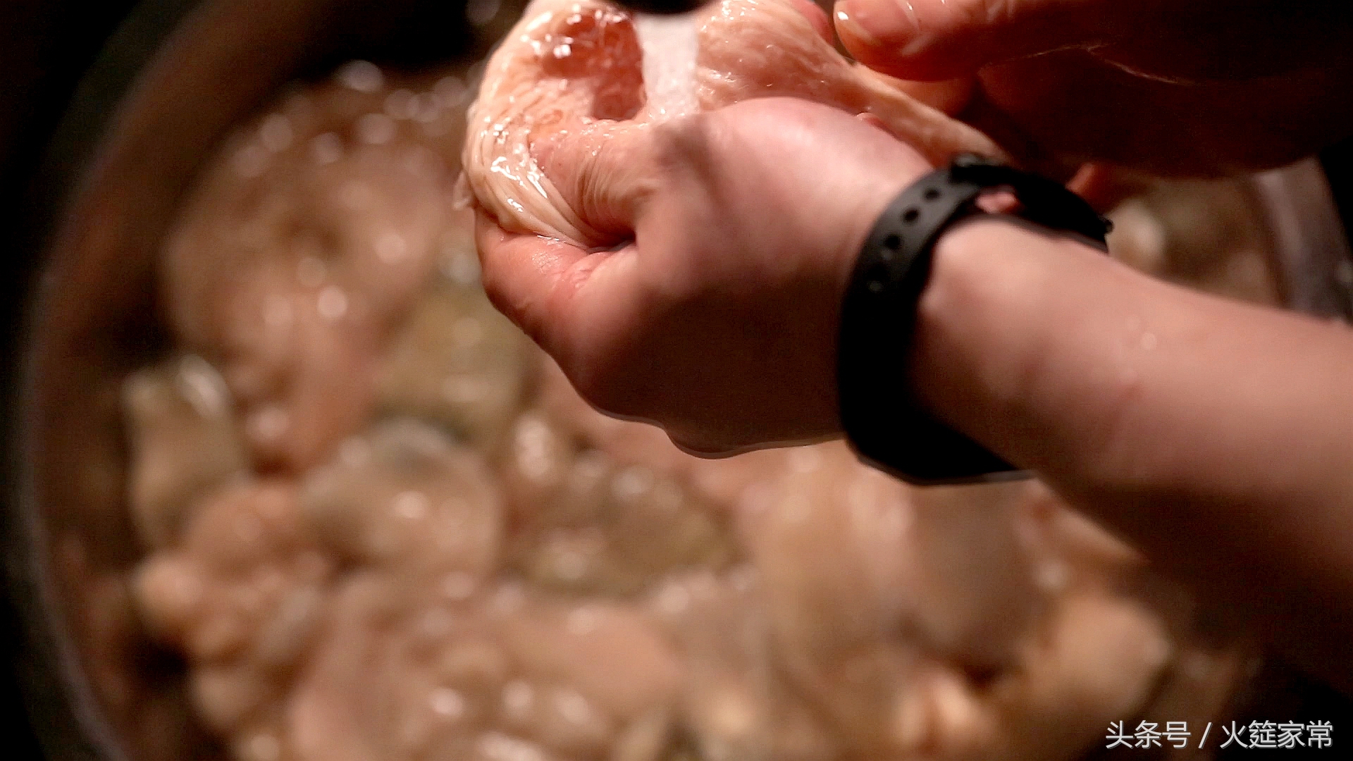 洗肥肠放什么东西洗得最干净,半成品肥肠怎么洗最快最干净