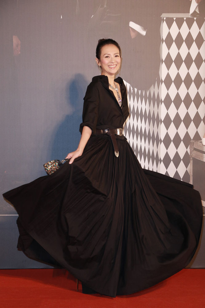 赵薇和范冰冰同穿西装,赵薇穿黑色衣服的图片