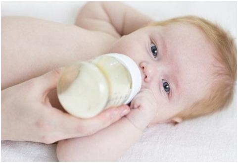 奶粉喂养宝宝不喝开水怎么办,婴儿不喝水可以把奶粉调稀一点吗