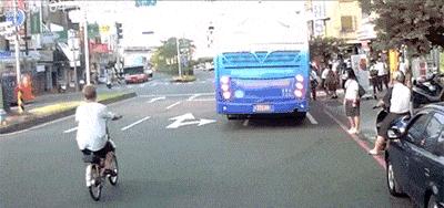 钱没拿到还被打了一顿,钱没挣到把人撞了