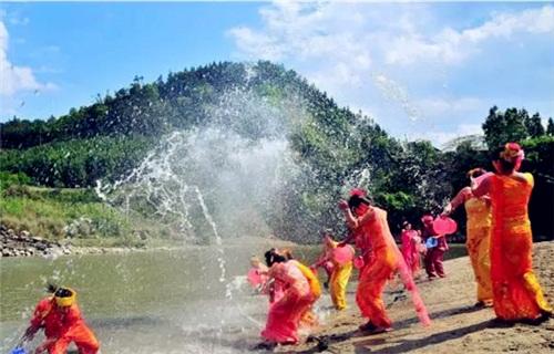 腾冲泼水节攻略,腾冲龙川泼水节