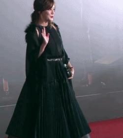 赵薇和范冰冰同穿西装,赵薇穿黑色衣服的图片