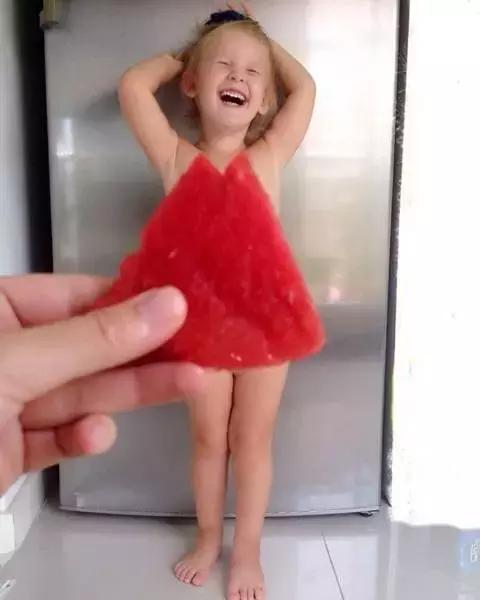 朋友圈晒女儿的亲子照 (晒女儿一家三口亲子照)