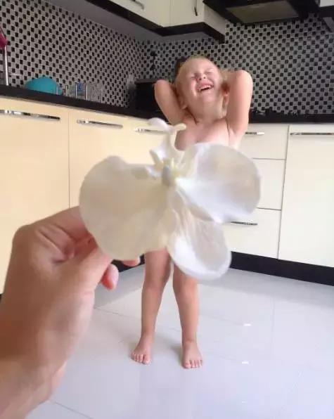 朋友圈晒女儿的亲子照 (晒女儿一家三口亲子照)