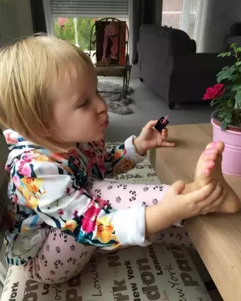 朋友圈晒女儿的亲子照 (晒女儿一家三口亲子照)